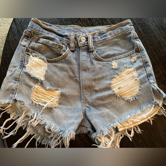 Premium
501® ORIGINAL FIT HIGH RISE WOMEN'S SHORTS - Picture 2 of 4